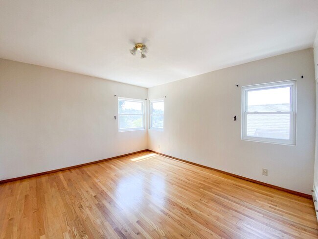 Building Photo - Spacious 3 Bed · 2 Bath Hillside Home — Mo...
