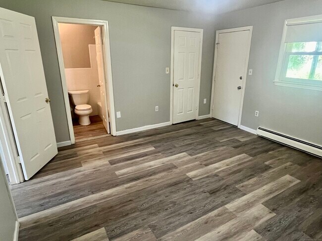 Building Photo - 15 Peggy Ln