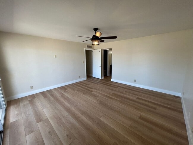 Building Photo - 985 E Campina Ln