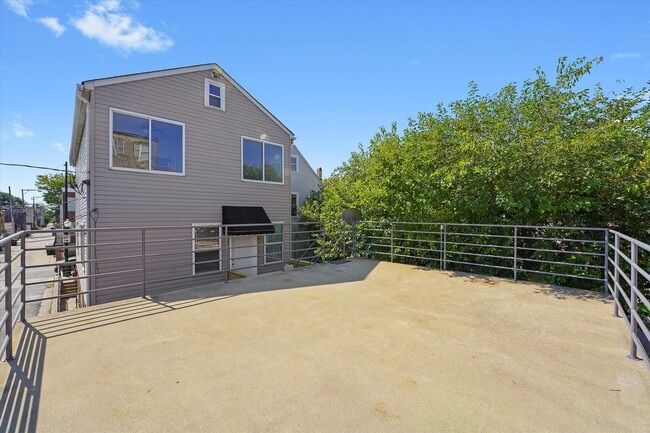 Building Photo - 1156 W 19th Pl