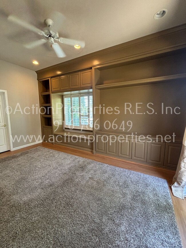 Building Photo - Single Story, Possible In-law or Great Hom...