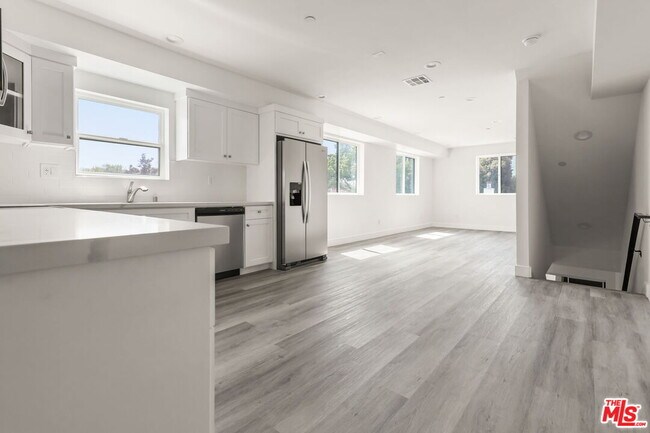 Building Photo - 2938 West Blvd