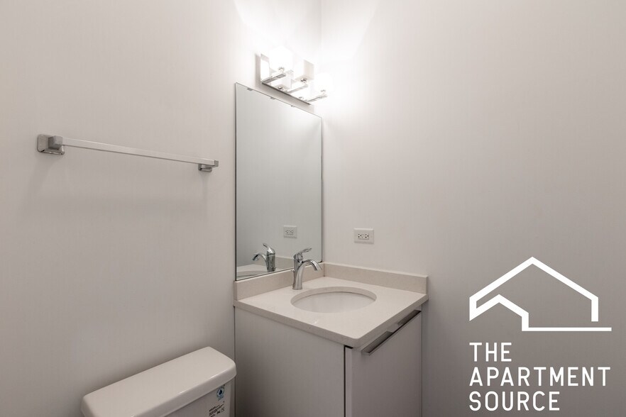 Building Photo - 2700 W North Ave