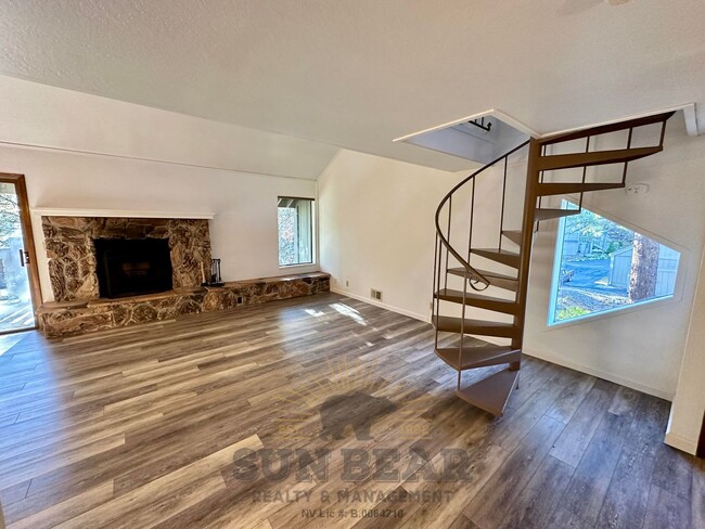 Primary Photo - Cozy 2 bedroom on the creek w 1 Car Garage!
