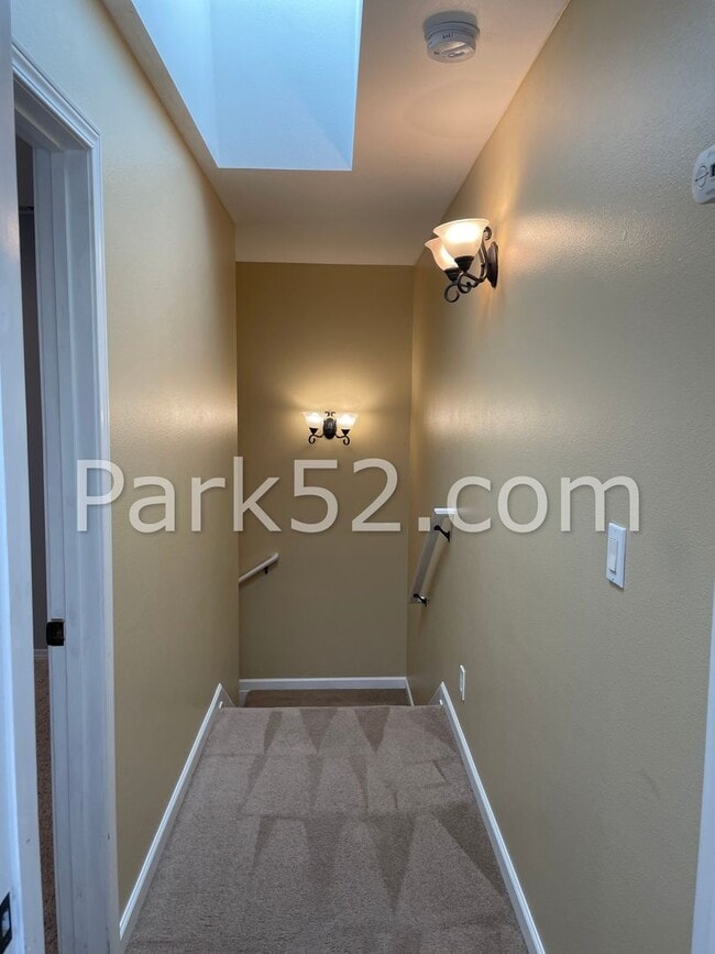 Building Photo - 4 Bedroom Single Family Home