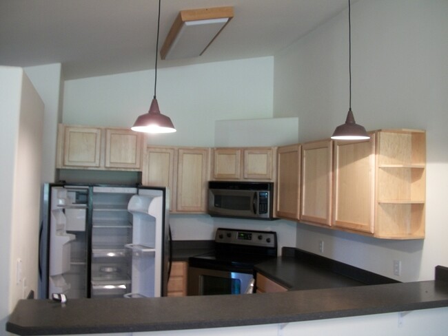 Building Photo - 4 Bedroom, 3 Bathroom Spacious Duplex