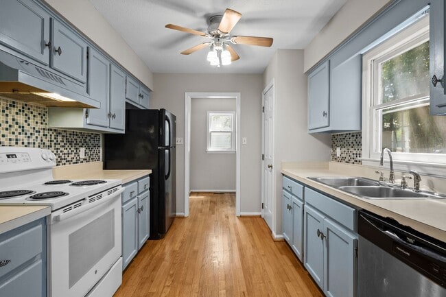 Building Photo - Inviting 3br house in Morrisville with woo...