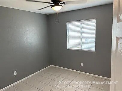 Building Photo - 525 E Peppertree Ave