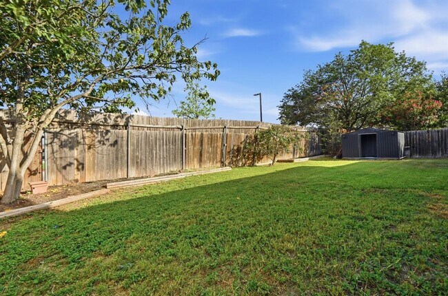 Building Photo - 1665 Amberwood Loop