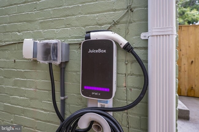 Building Photo - 145 D St SE