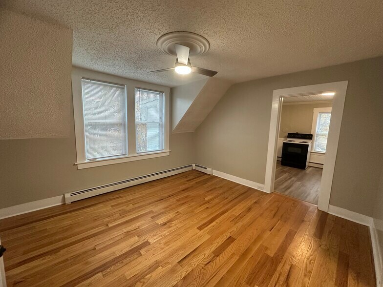 Building Photo - 17 Central St