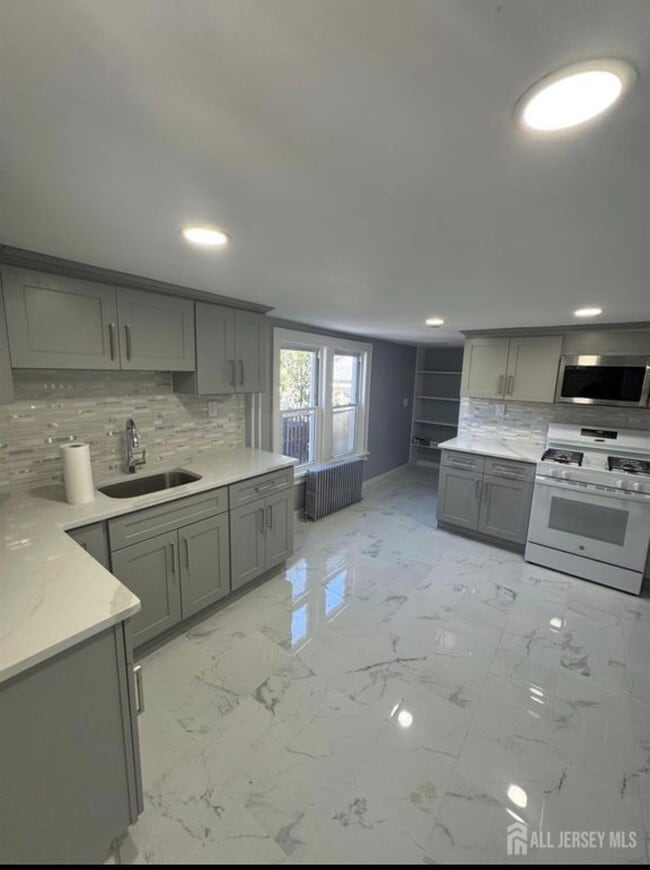 Building Photo - 139 Main St