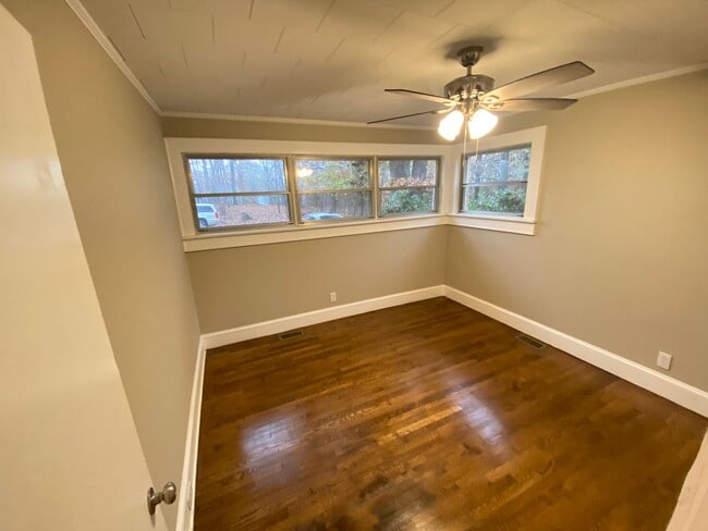 Building Photo - Freshly renovated 4 bedroom 2 bathroom hou...