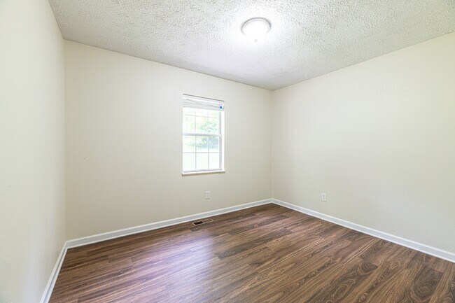 Building Photo - 320 Beechwood Dr