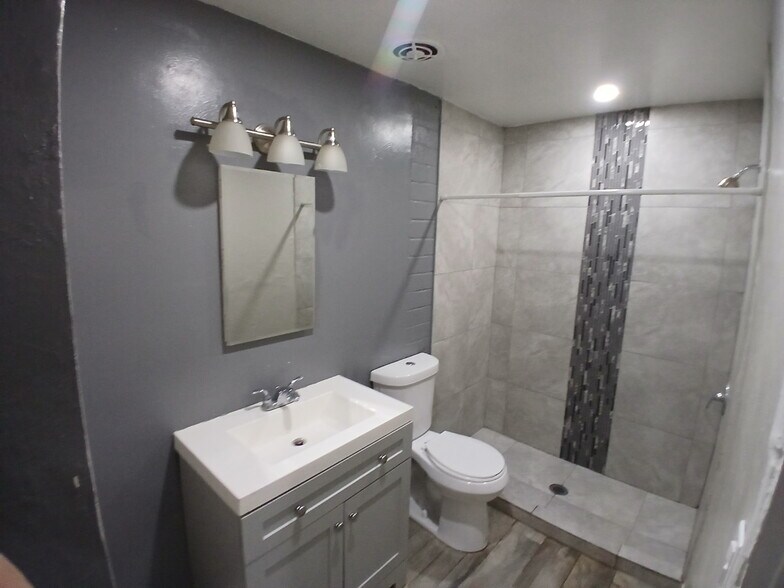 Building Photo - 2332 N Catalina Ave