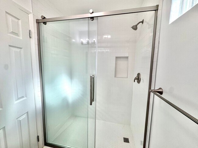 Building Photo - Beautifully Remodeled 4bd/2.5ba CLAIREMONT Home! Fenced yard, garage, PET friendly!