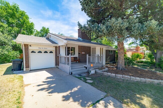 Building Photo - Amazing 3 bed/3 bath rental.  New Flooring!!  Solar Panels!!