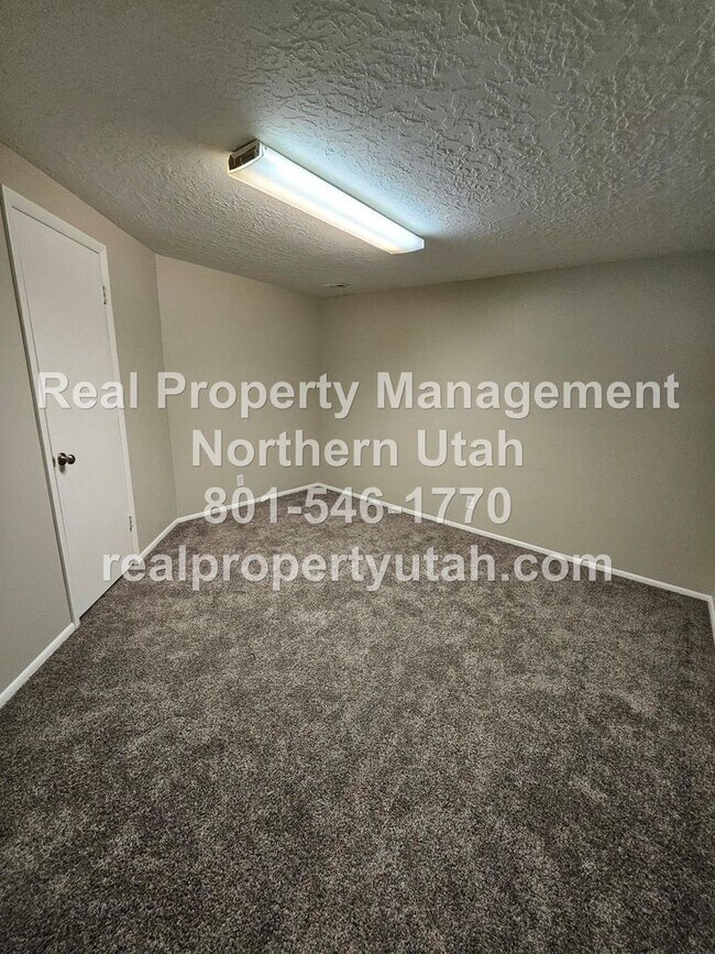 Building Photo - Lovely 5 Bedroom Home in Layton Available Now!