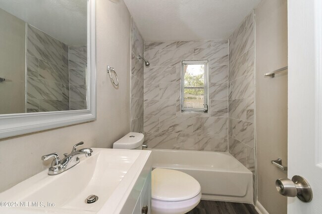 Building Photo - 335 Bonnlyn Dr