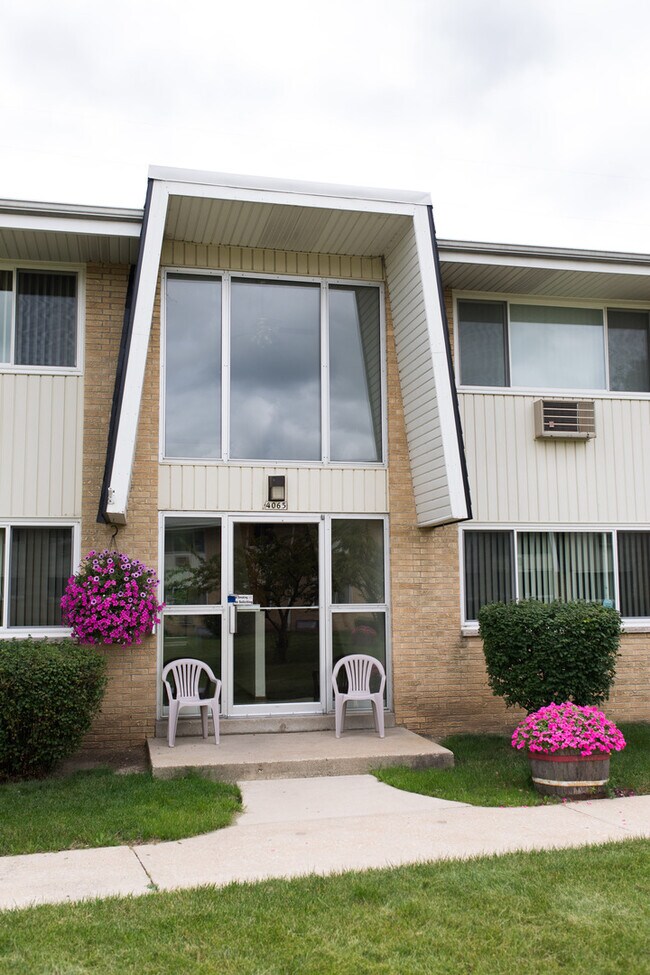 Building Photo - Spruce Court Apartment - Greenfield WI - Call 262-420-0390 to schedule a showing