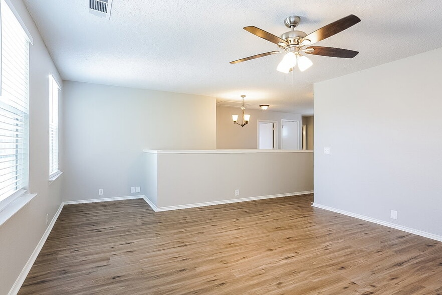 Building Photo - 1605 Columbia Dr