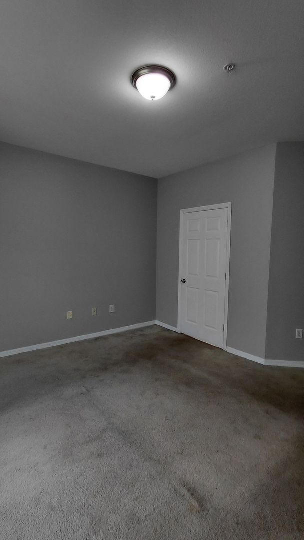 Building Photo - Spacious 3 bedroom, 2 bath Condo located i...