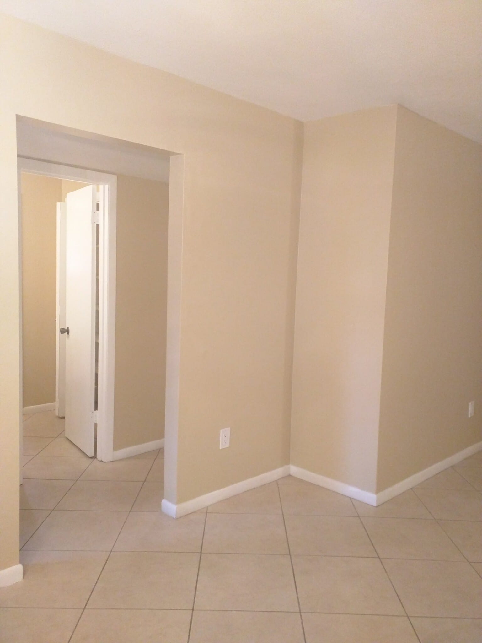 Building Photo - 3346 Camelot Dr