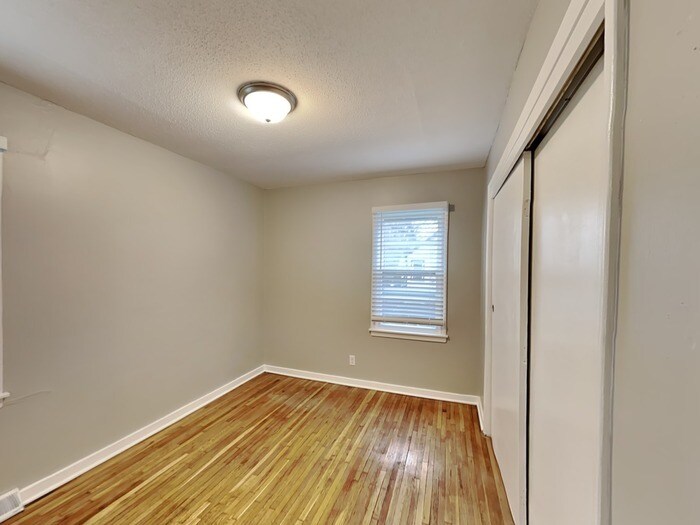 Building Photo - 2090 Hillview Rd