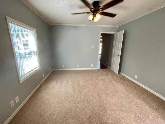 Building Photo - Charming 3-Bedroom, 1.5-Bath Home with Pri...