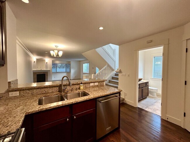 Building Photo - Queen Anne Townhouse