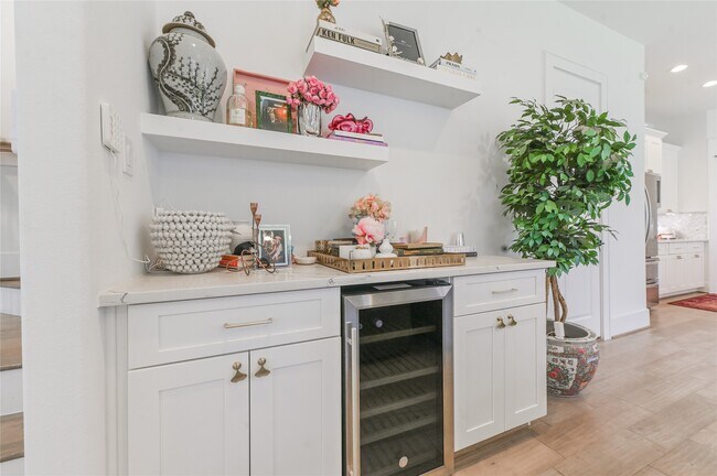 Building Photo - 5233 Darling St