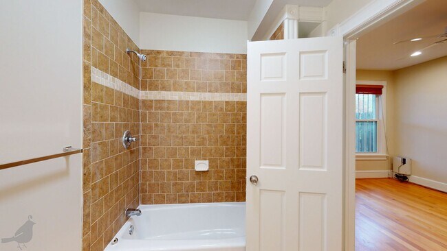 Building Photo - Renovated 2 Bedroom 2 Bath in Columbia Hei...
