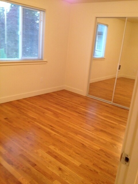 Building Photo - Spacious Private 2nd floor 2BD with Firepl...