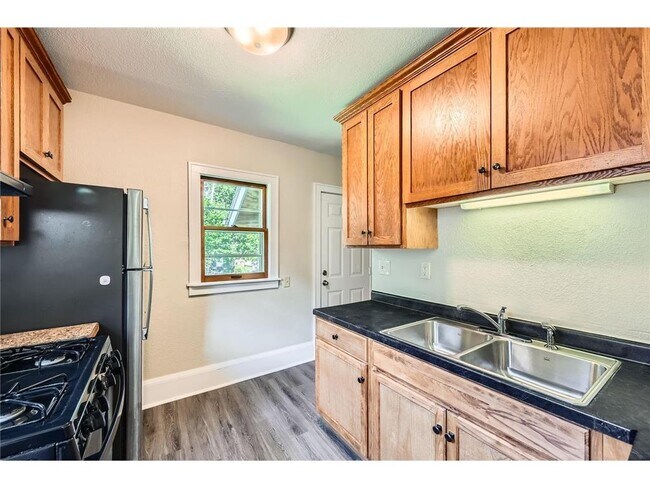 Building Photo - 1083 Western Ave N