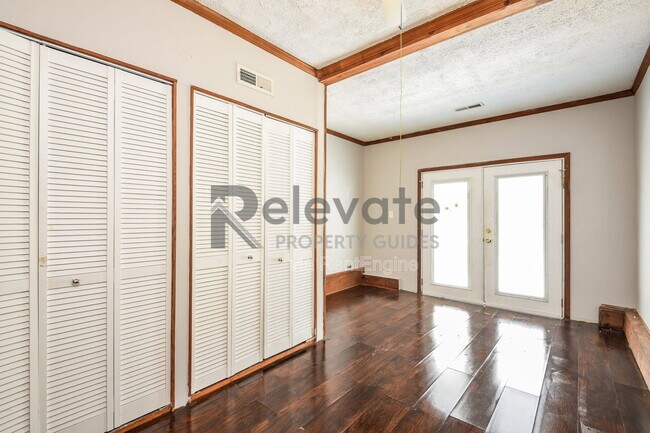 Building Photo - 523 Petty St