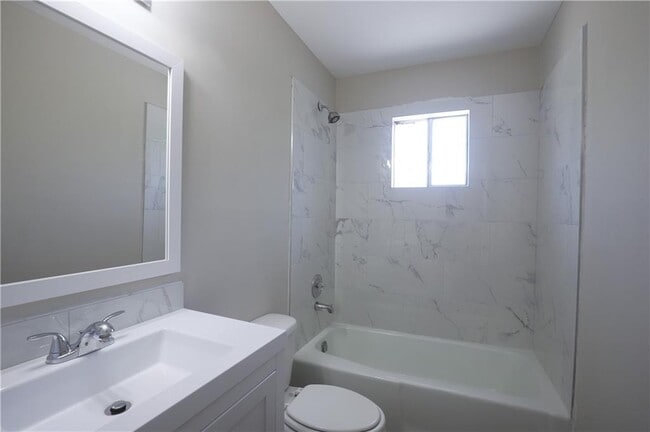 Building Photo - 4732 Valley Dale Dr SW