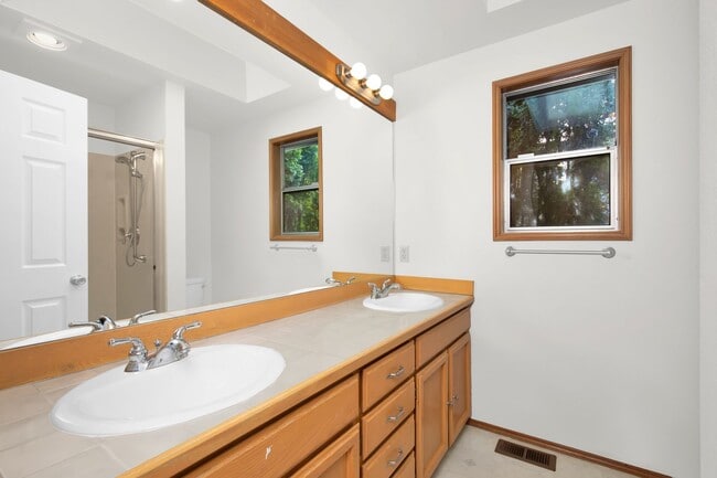 Building Photo - 4 Bedroom Traditional Sammamish Home