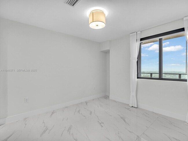 Building Photo - 700 NE 24th St