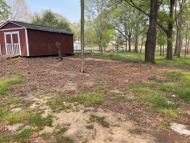 Building Photo - House on nice lot in Beauregard!