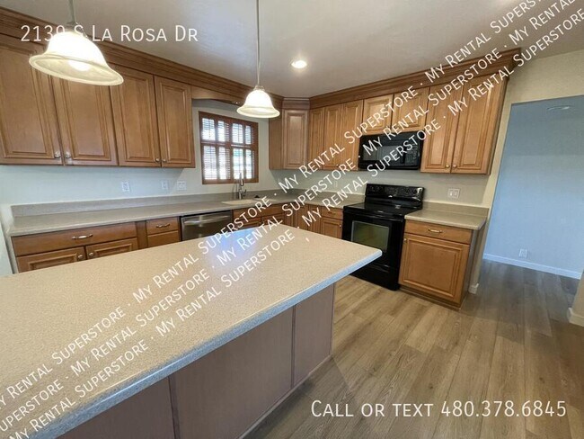 Building Photo - 2139 S La Rosa Dr