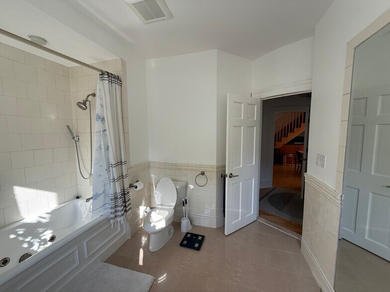 Building Photo - 96 Munroe St