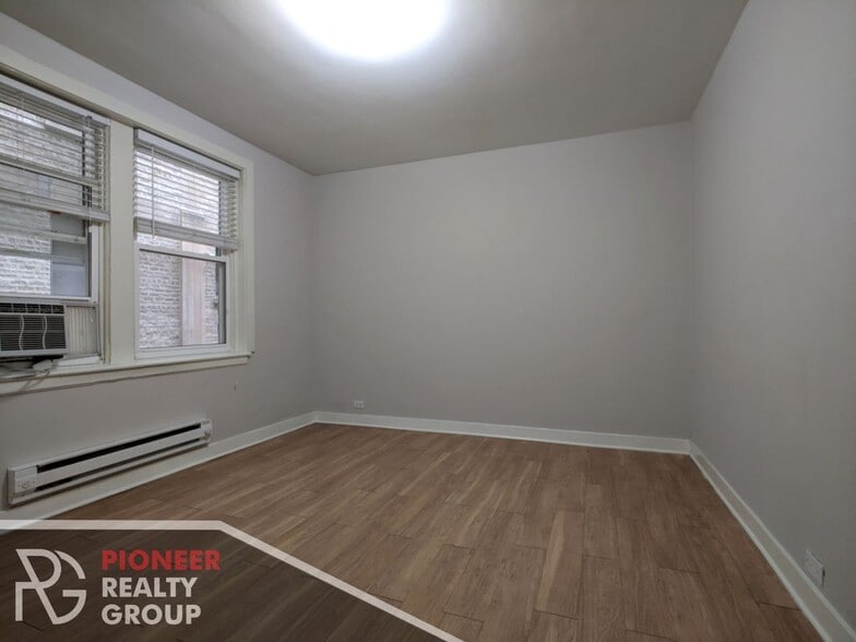 Building Photo - 511 W Belmont Ave