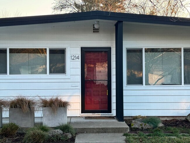 Building Photo - Beautifully remodeled 4 bedroom with ADU! PVT backyard, garage pets ok!