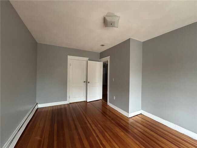 Building Photo - 915 Dexter St