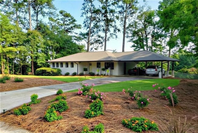 Building Photo - 2356 Valley View Dr SE