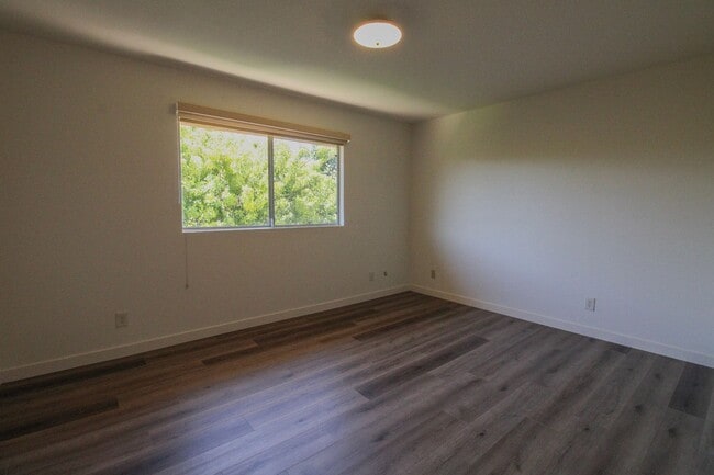 Building Photo - 298 Country Club Dr