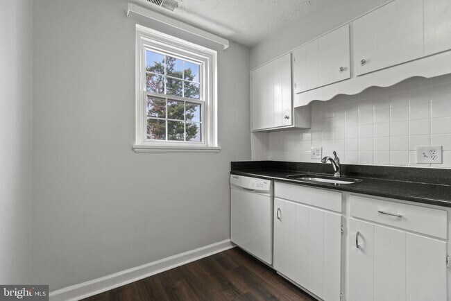 Building Photo - 3076 S Woodrow St