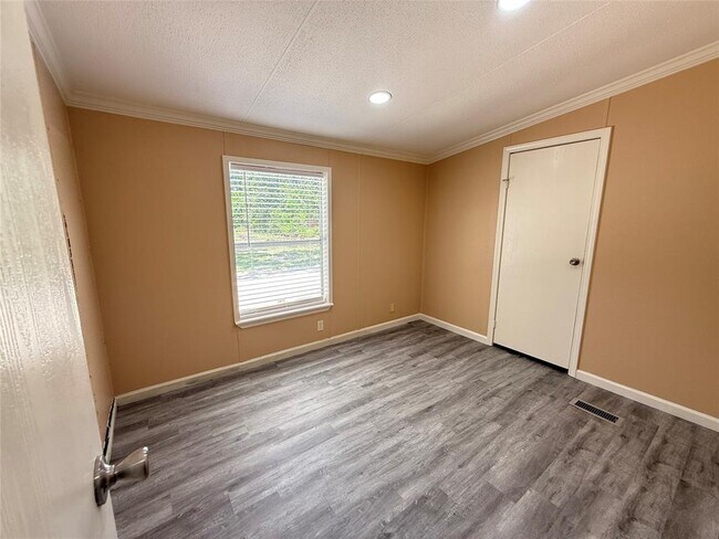 Building Photo - 16767 Oak Knoll Dr