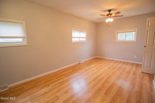 Building Photo - 3275 Maryvale Dr