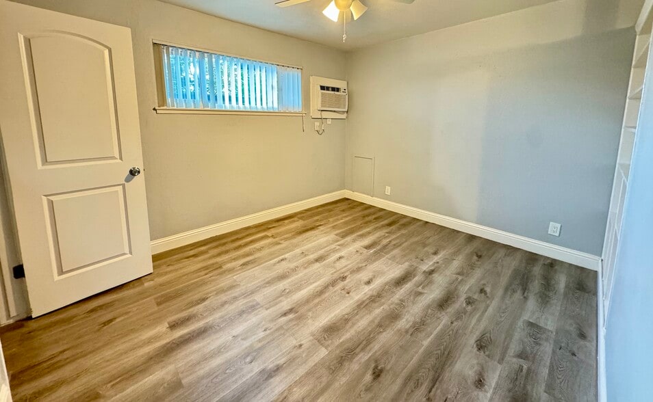 Building Photo - Sunset Crossing